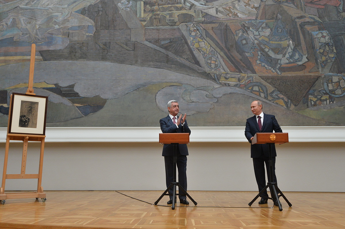 On Nov. 15, Putin presented Sargsyan with a 19th cent. Mikhail Vrubel painting “Demon and Angel with the soul of Tamara,” stolen from a Yerevan gallery in 1995. Sargsyan was Armenia’s National Security Service director at the time. Official photo.