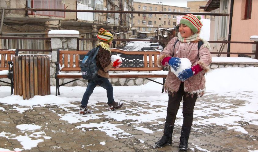 Kids playing with snow in Shushi, Artsakh in January 2018. Photo by Armen Mkryan, CivilNet